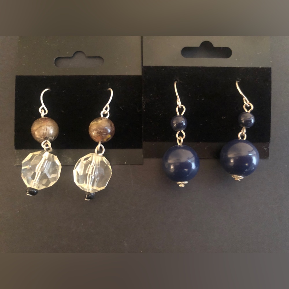 2 pairs of Earrings